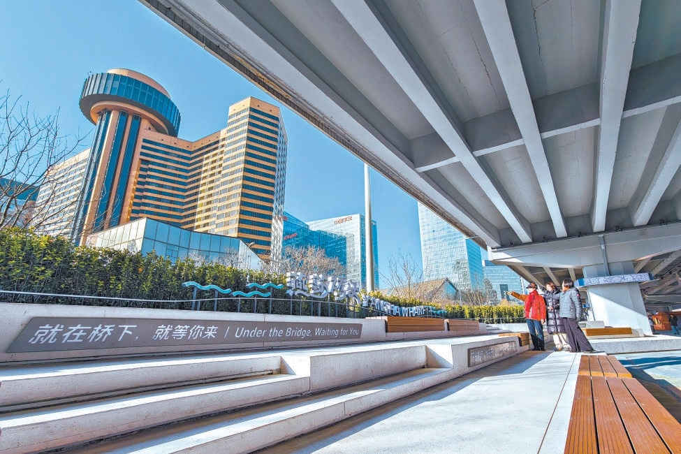 日前,朝阳区燕莎桥桥下空间整治提升工程全面完工,通过打造线性景观带,将单一交通空间转变为“可观景、可活动、可休憩”的复合型滨水公共空间。 日前,朝阳区燕莎桥桥下空间整治提升工程全面完工,通过打造线性景观带,将单一交通空间转变为“可观景、可活动、可休憩”的复合型滨水公共空间。